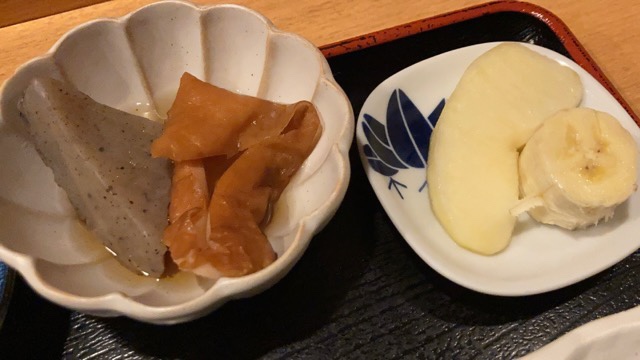 おでん煮(こんにゃく・竹輪)、デザート(林檎・バナナ)