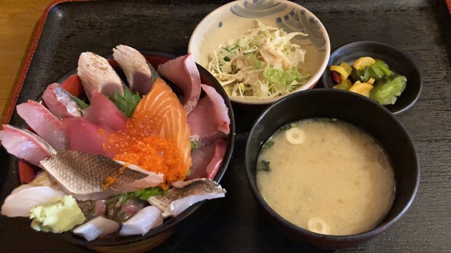 海鮮丼定食 900円(税込)